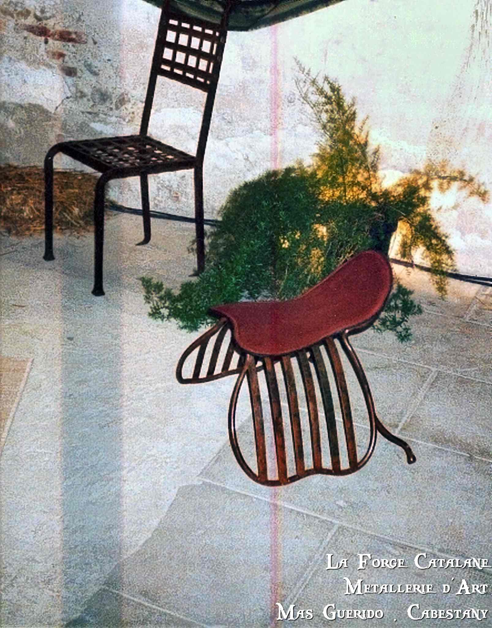 chaise en fer forme de selle de cheval  forge catalane.jpg